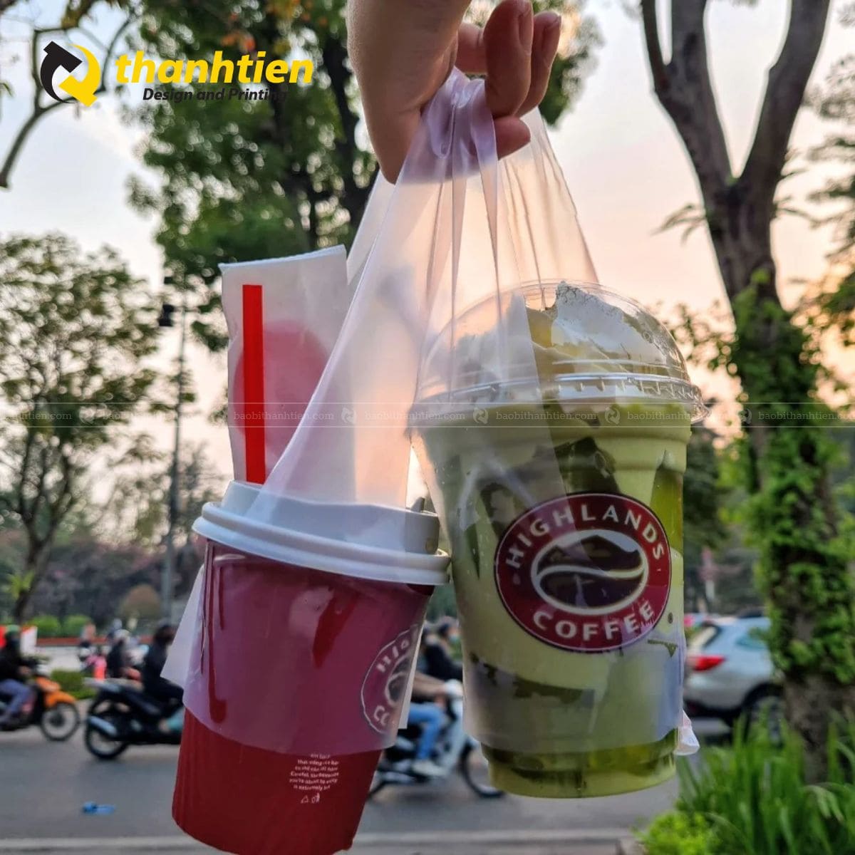 Túi đựng ly trà sữa chữ T HIGHLANDS COFFEE