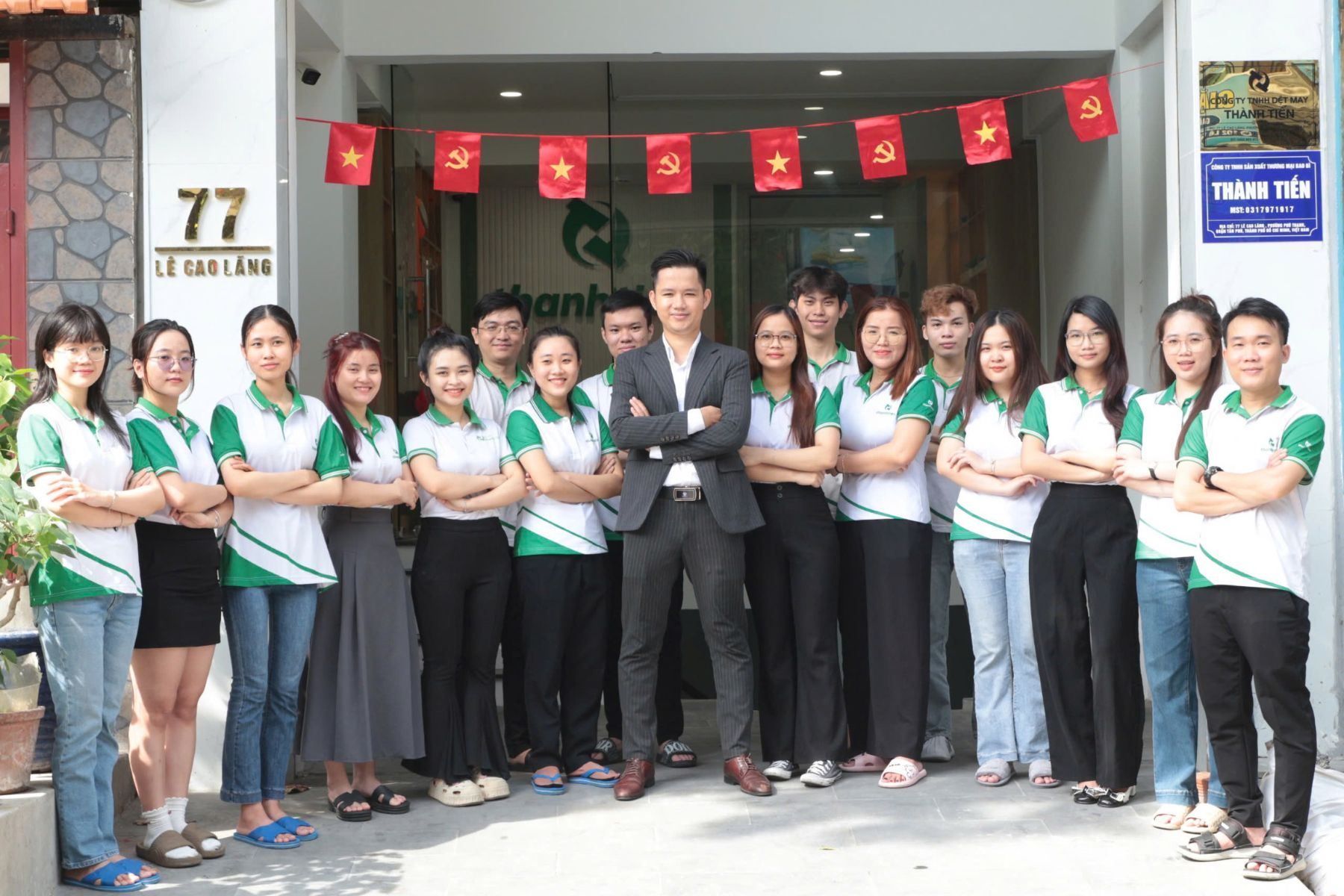 Các nhân viên tại công ty TNHH Sản Xuất Thương Mại Bao Bì Thành Tiến