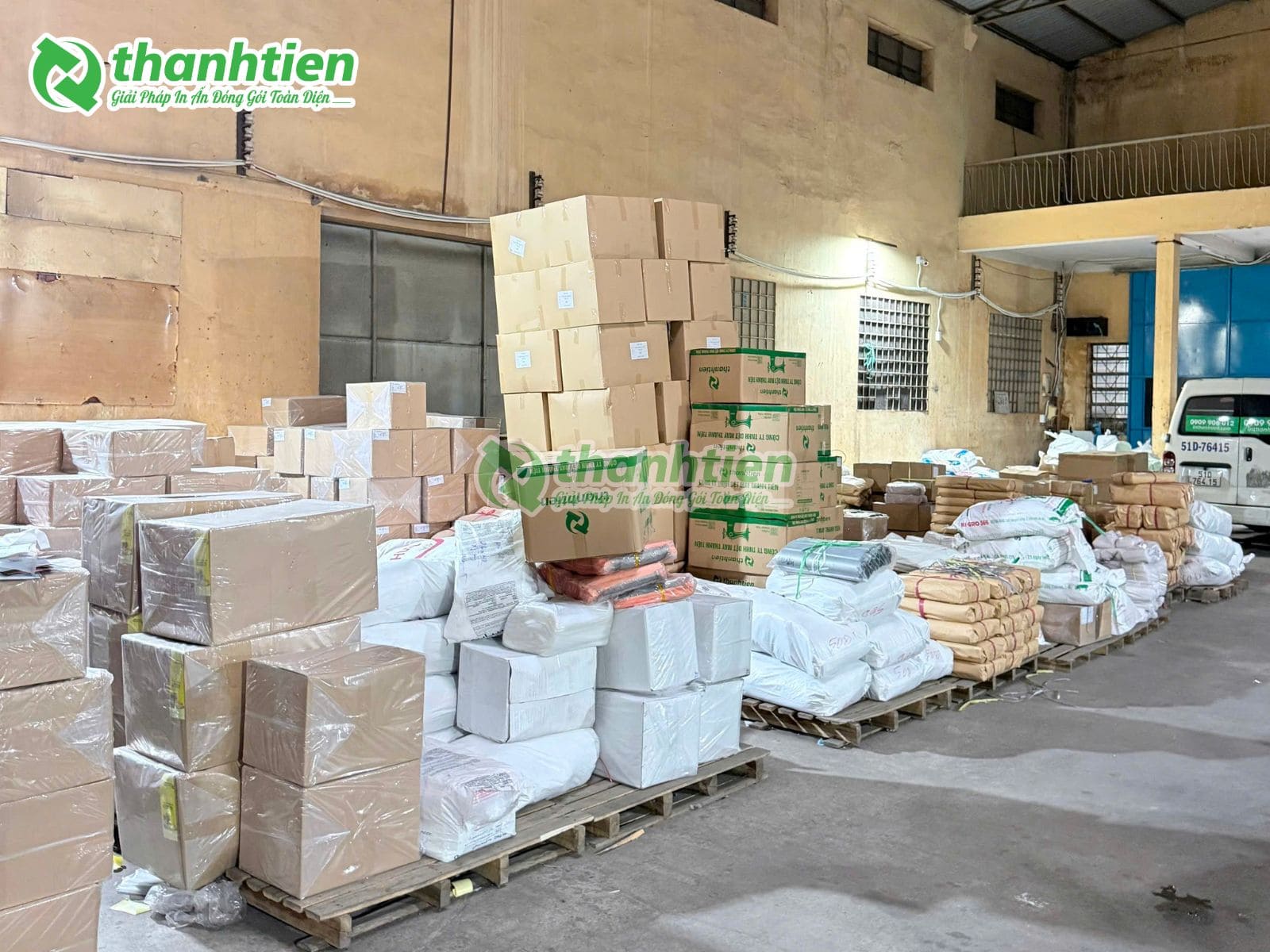 Kho bao bì chứa túi zip chỉ đỏ tại Thành Tiến