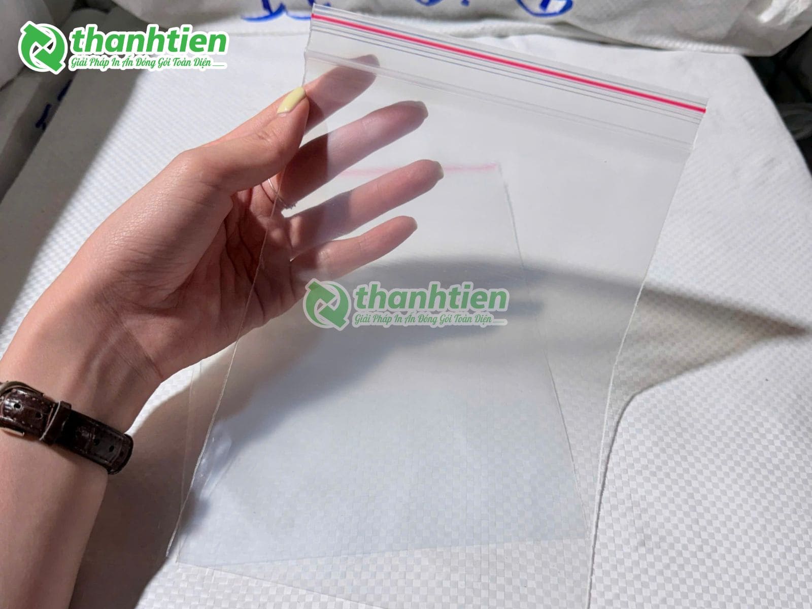 Túi zip chỉ đỏ trước và sau khi khóa